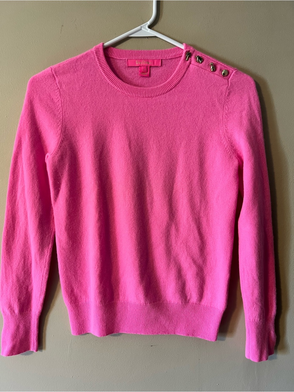 Lilly Pulitzer sz S pink long sleeve 💯 cashmere sweater, gold whimsical
Buttons